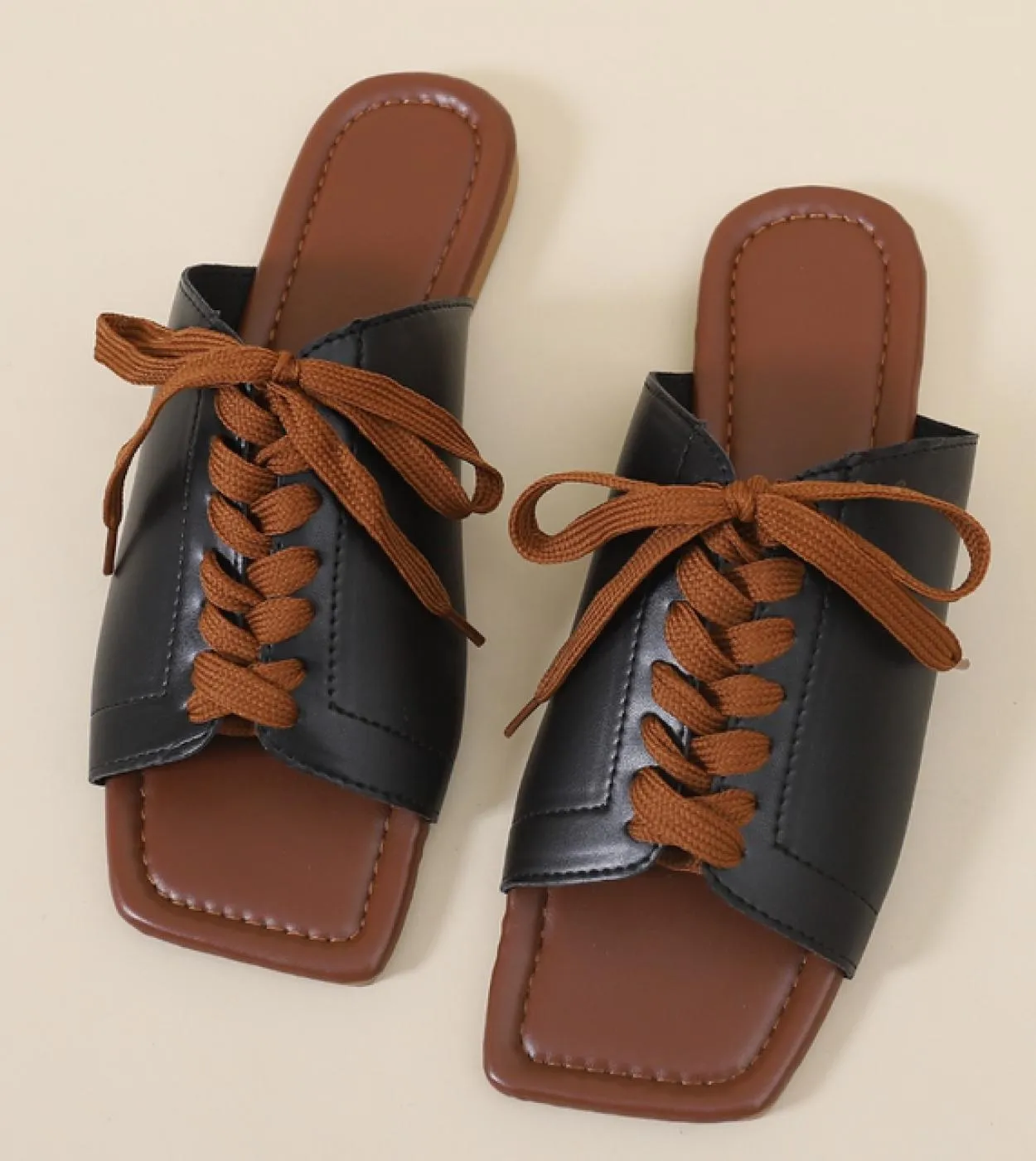 2023 Pantofole da donna estive Pantofole moderne in pelle Sandali con punta aperta comfort esterno Pantofole con lacci di design