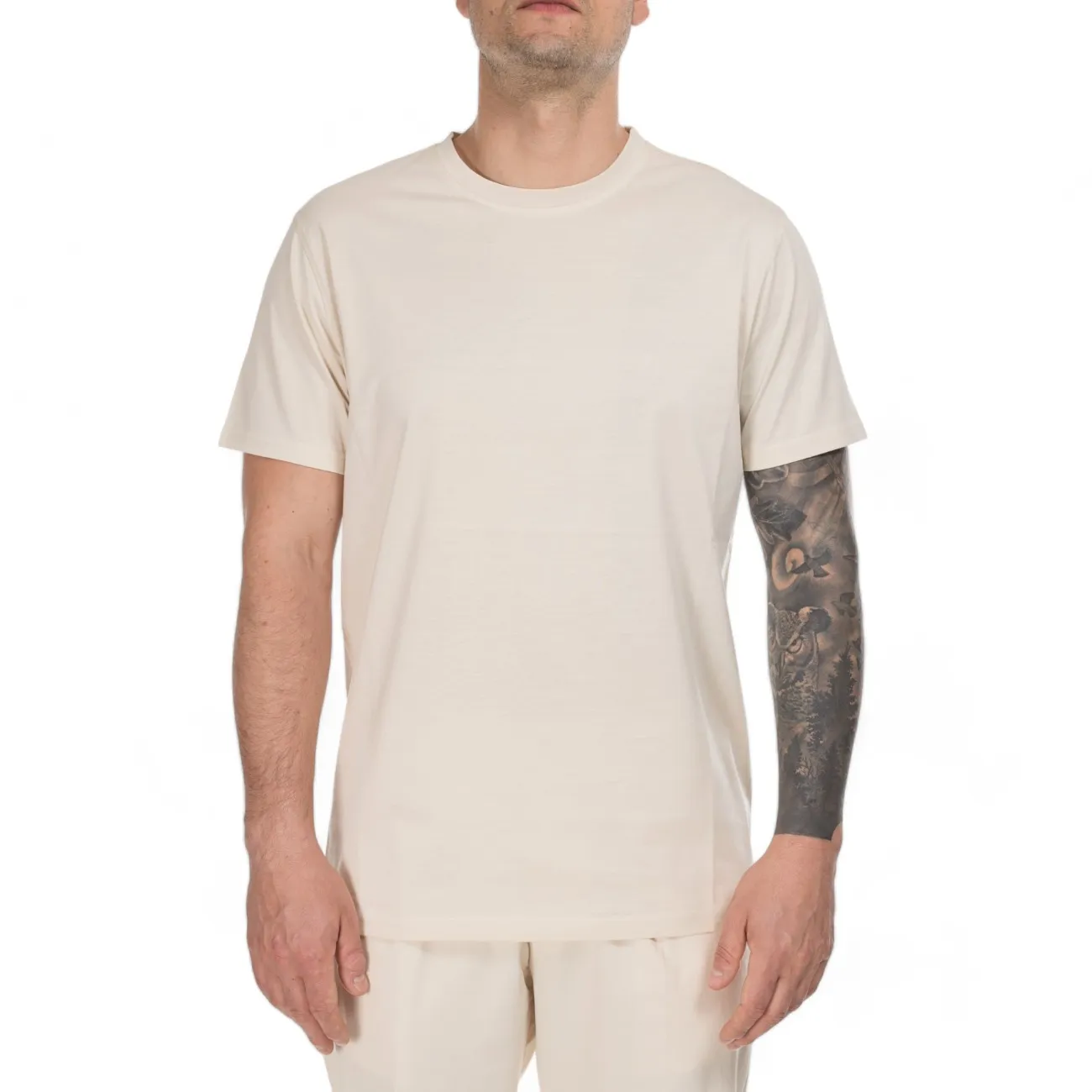 Outfit tshirt uomo basica beige